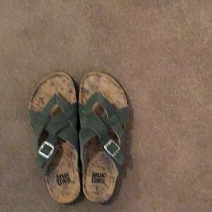 Size 10M Muk Luks Sandals